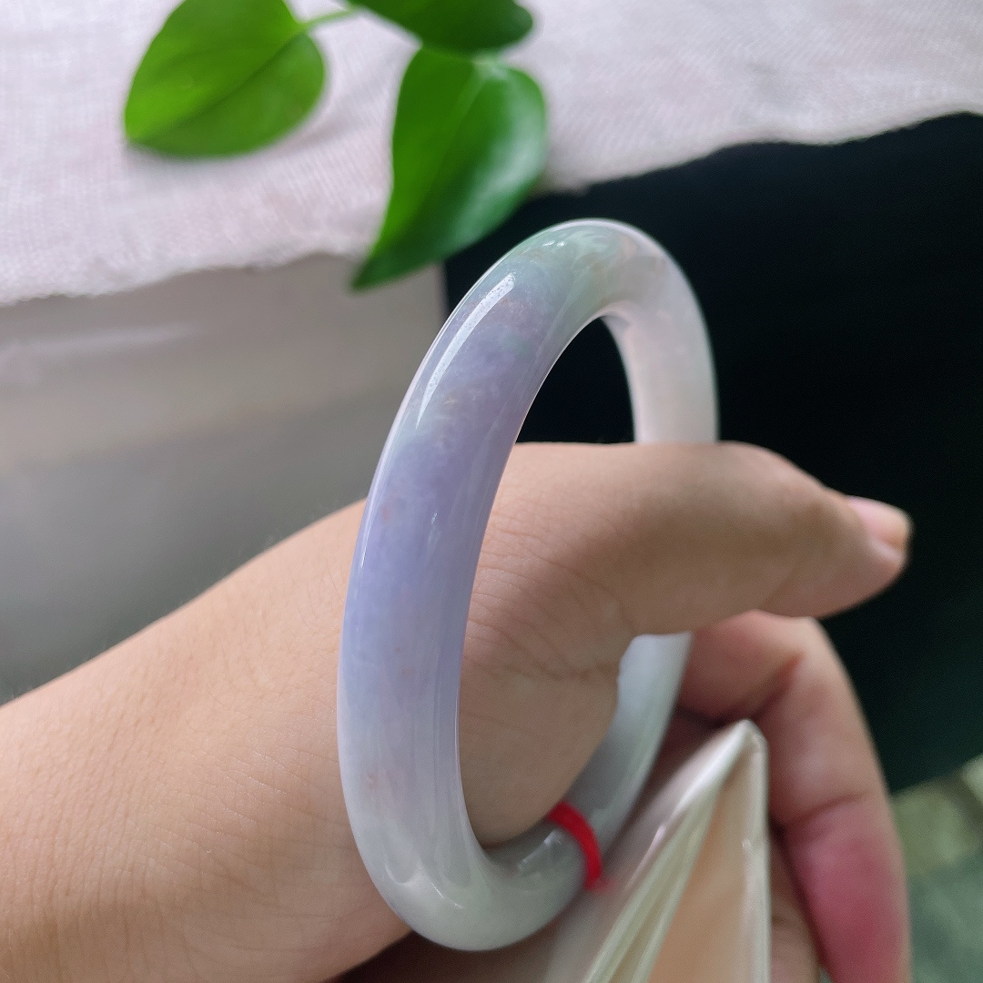 56.8/9.8，圆条，晶体，洒金，一段柔润的紫调悠然晕染于镯身，如烟霞漫过腕间，朦胧梦幻，满是春日浪漫气息。ss57948a