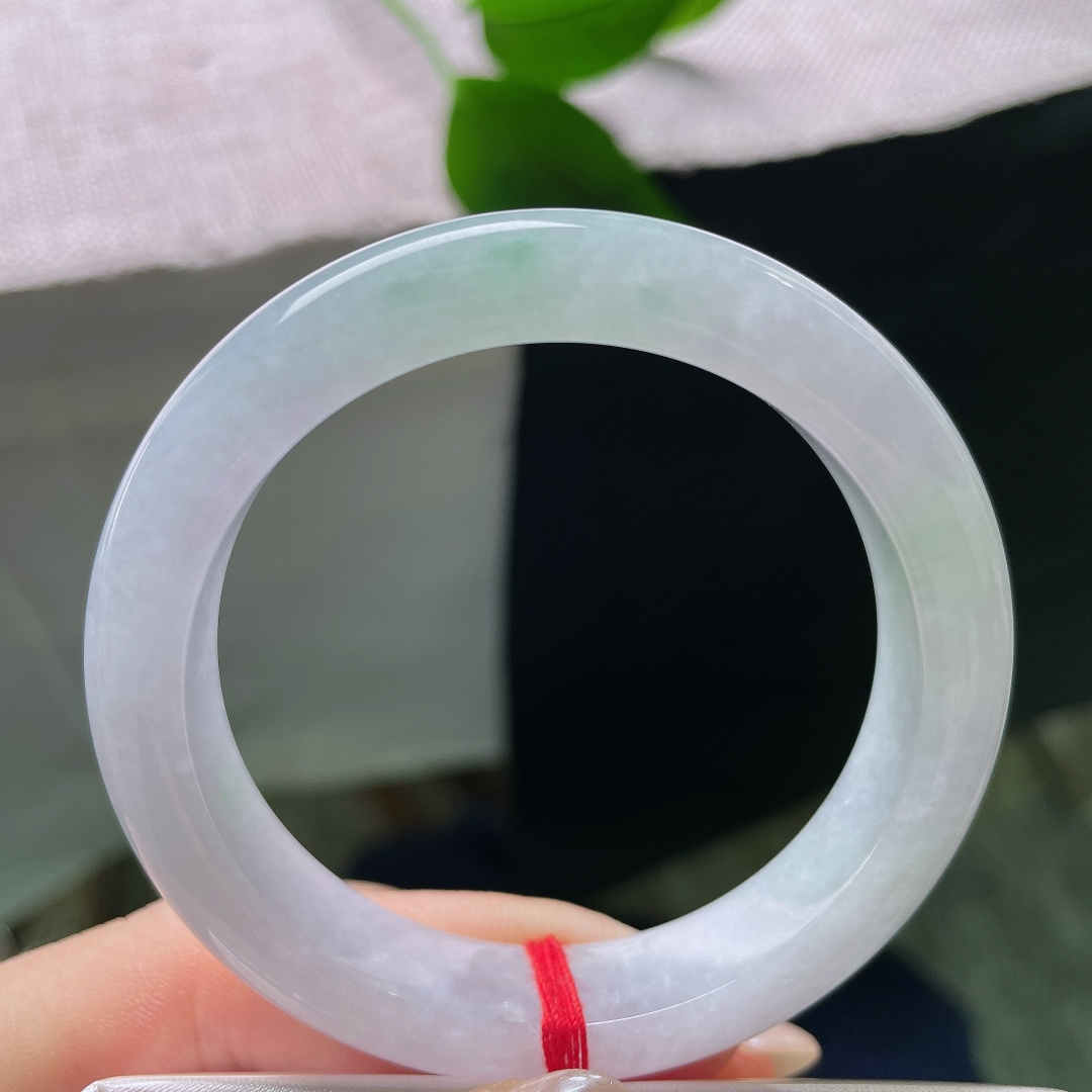 50.5/11.3/8.0，飘绿正圈，一点皮纹，玉质通透干净，水光内敛，尽显玉石温润本色。ss58350a