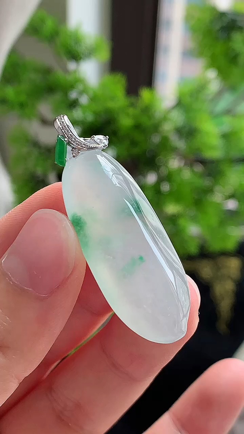 ️天然翡翠，福豆，冰种无裂，飘绿18k金钻镶嵌，尺寸40-15-311 aa96