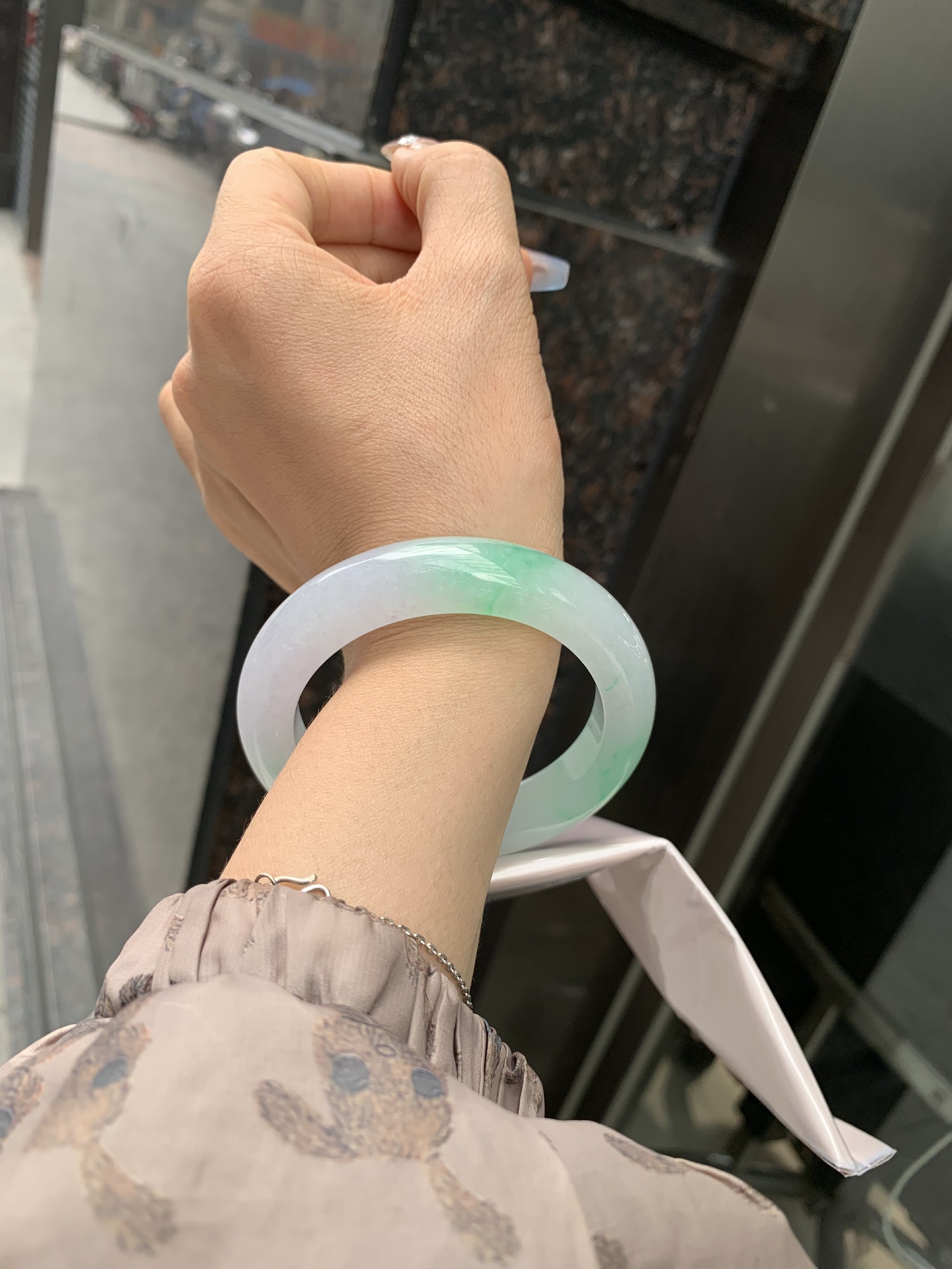 冰飘绿正圈,打灯细纹，玉质冰润细腻，清爽的底子飘几抹甜阳绿花，鲜活而灵动，犹如新冒的嫩芽，艳丽惹人