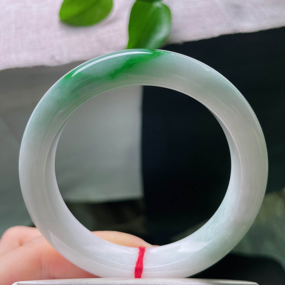 飘绿正圈，横纹，强烈和谐的色彩，清润白底沉静柔和，一抹辣绿热烈明媚，动静相融，是翡翠里经典耐看的国风