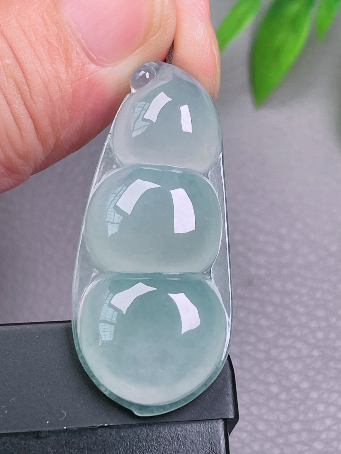 高冰种福豆，无裂，饱满油洁，水润，起荧光，尺寸：43.4-19-6.6