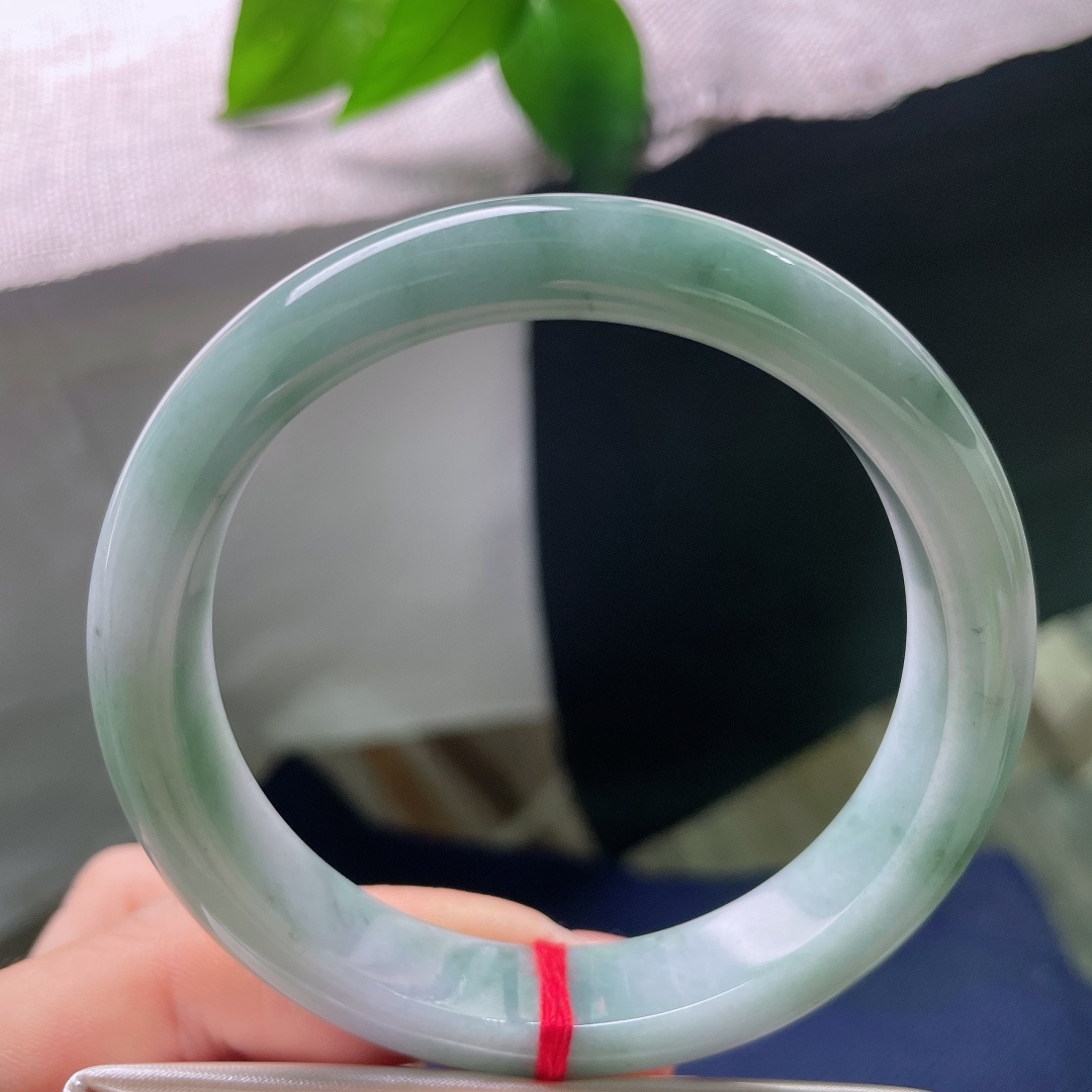 油青正圈，皮纹，色调沉稳内敛，玉质温润，低调耐看，自带成熟大气的韵味。ss57782a