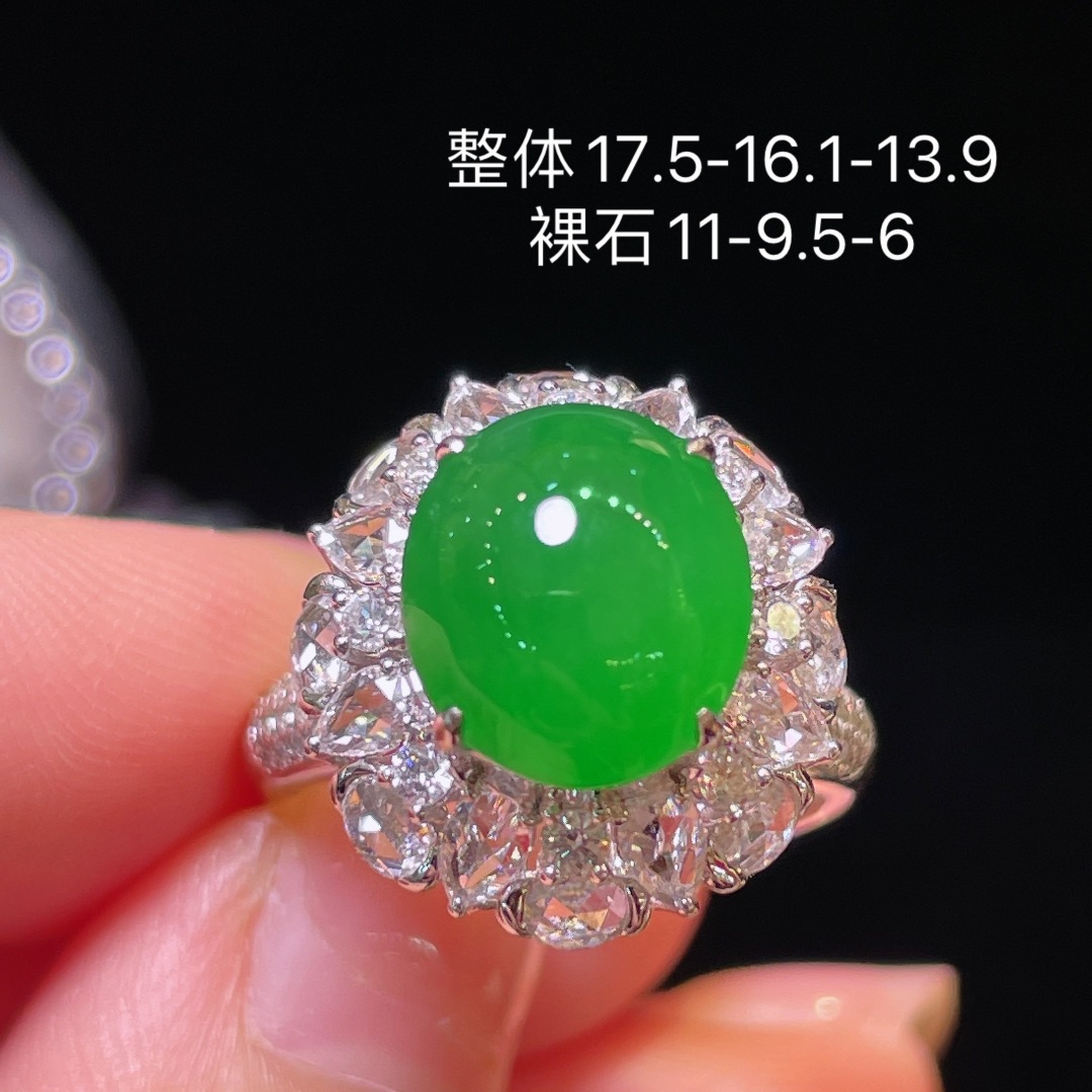 翡翠A货 蛋面戒指，阳绿满色，料子冰润细腻，种老起光，18k金镶真钻，上身佩戴效果很好，尺寸如图，