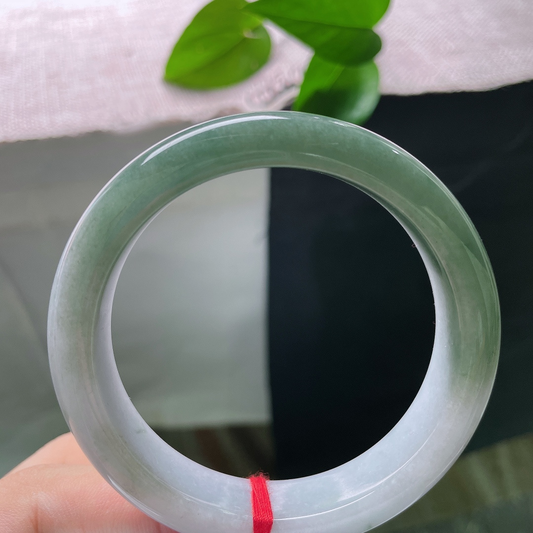 油青正圈，无裂，半山半水，一半素白清底，一半翠色凝润，玉色自然过渡，如山水画卷晕染在镯身之上。ss5