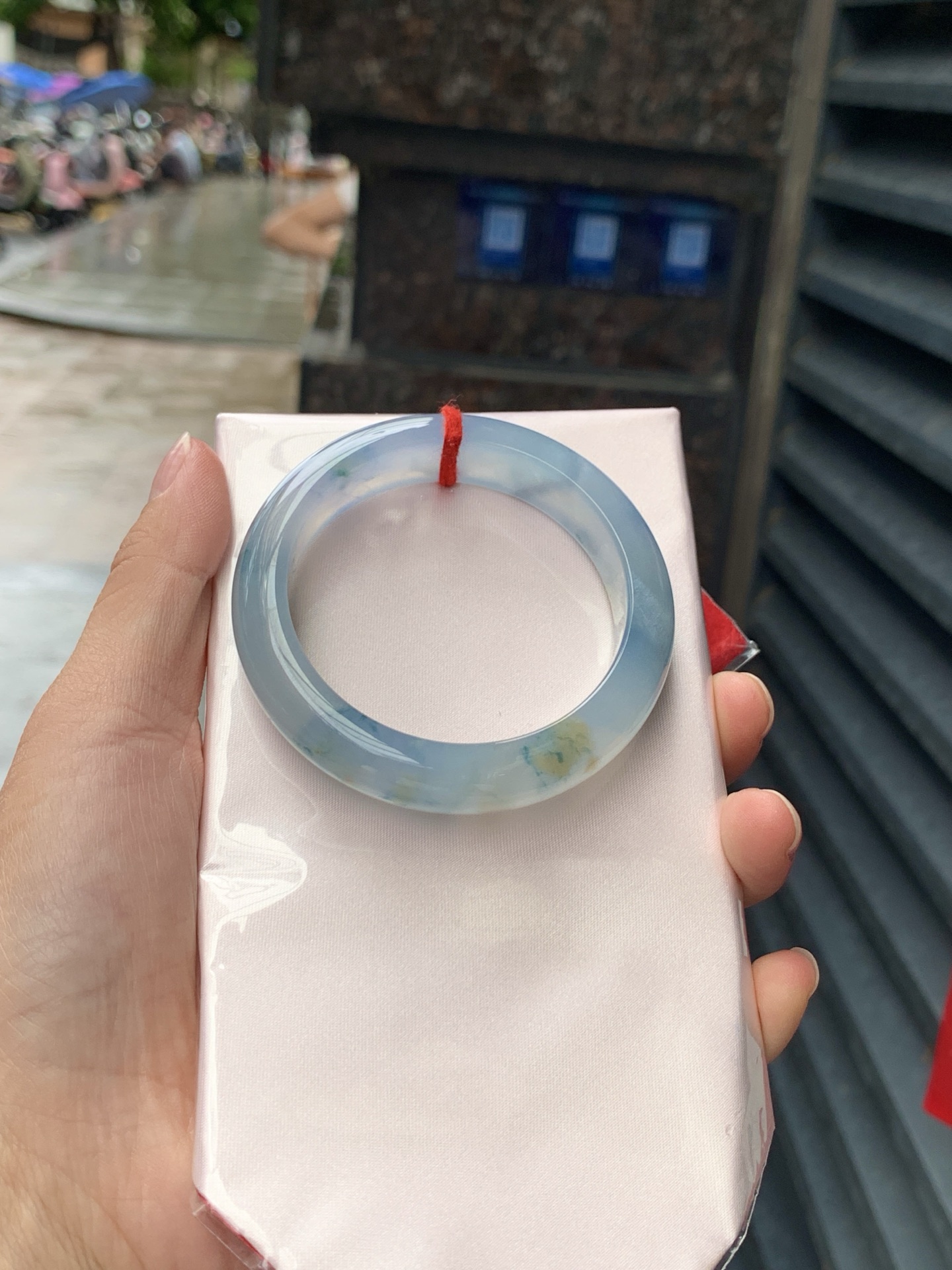 莫奈正圈,打灯纹裂，底妆冰润细腻，浓郁满色紫霞仙子，仿佛莫奈笔下的鸢尾花丛一同盛放，一脚踏入春天的感觉，见光不失色。