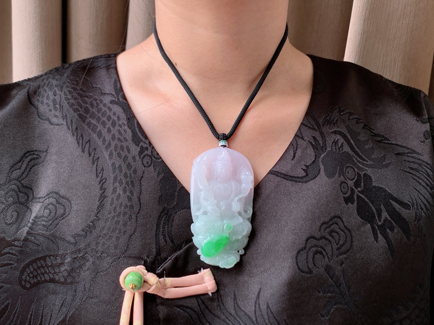 裸石冰春彩虚空藏菩萨牌吊坠,说明性比高飘阳绿超厚,尺寸80.2-42.7-13.5,重量81.3克