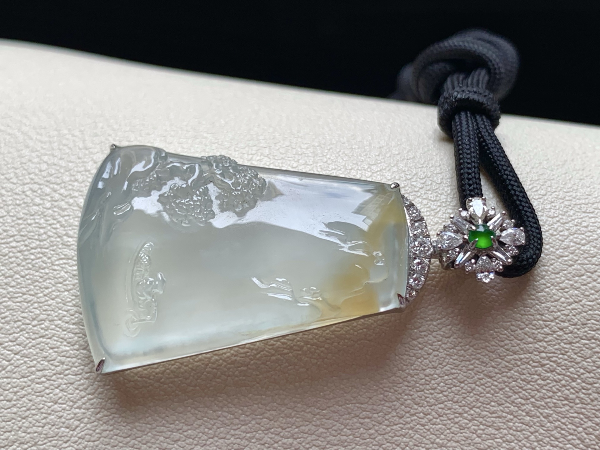 ️【18k金镶嵌黄翡山水牌吊坠】颜色艳丽火辣，韵味十足尺寸：成品：43*23.4*7，裸石：32*23*5,b6796