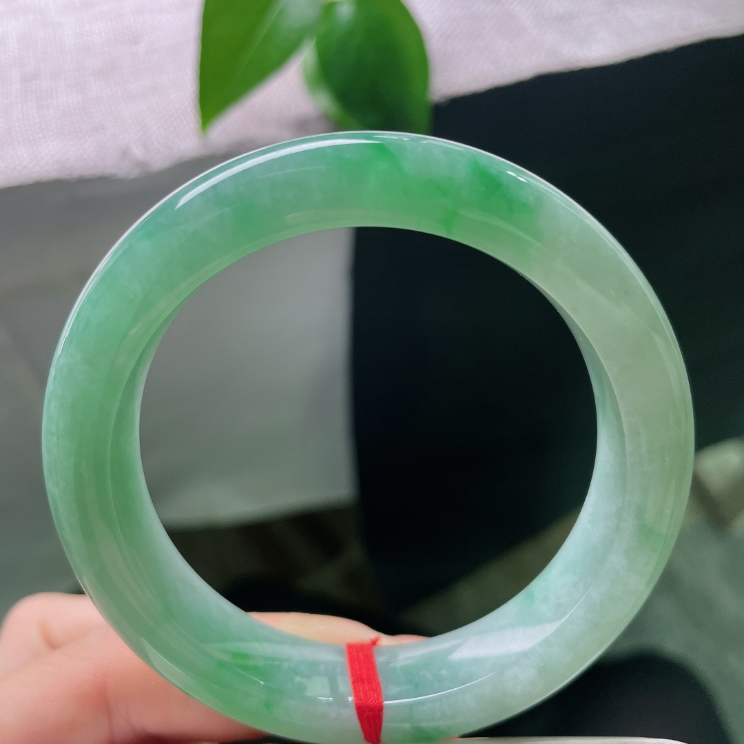 飘花正圈，一点石纹不影响，自带盈盈柔光，翠绿悠然散落，像春风吹过泛起涟漪的湖面，漾开点点盎然生机。s