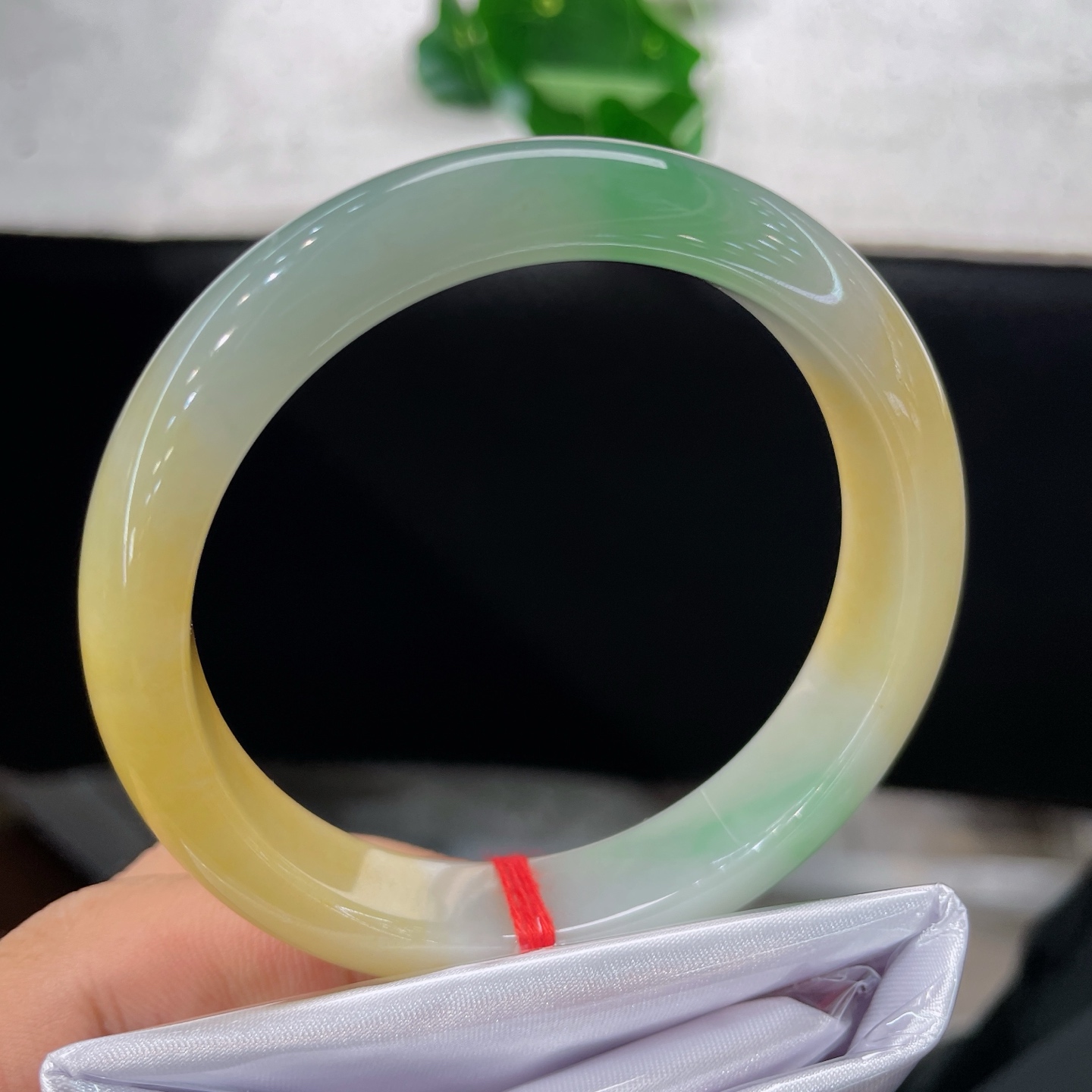 天然翡翠手镯 圈口57.8/12.3/7.9，三彩正圈，57/58可戴，黄翠同栖玉，风华聚一环。腕间藏日月，三色染清欢。无裂。