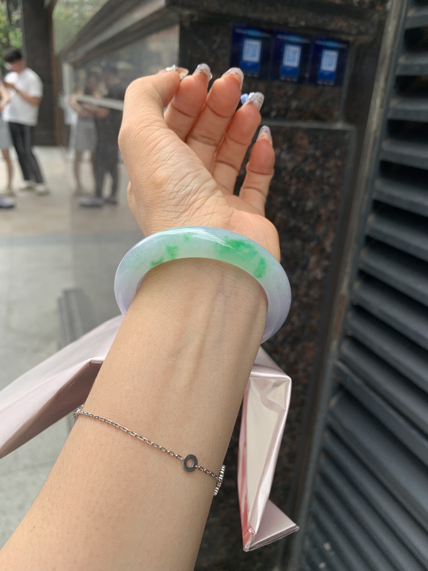 春彩阳绿正圈,打灯多处纹需要包容，底妆细腻，阳绿花色碰上梦幻般的春，像是融化了的春天，所有的美好交织在一起，让人心生宁静而淡淡的欢喜