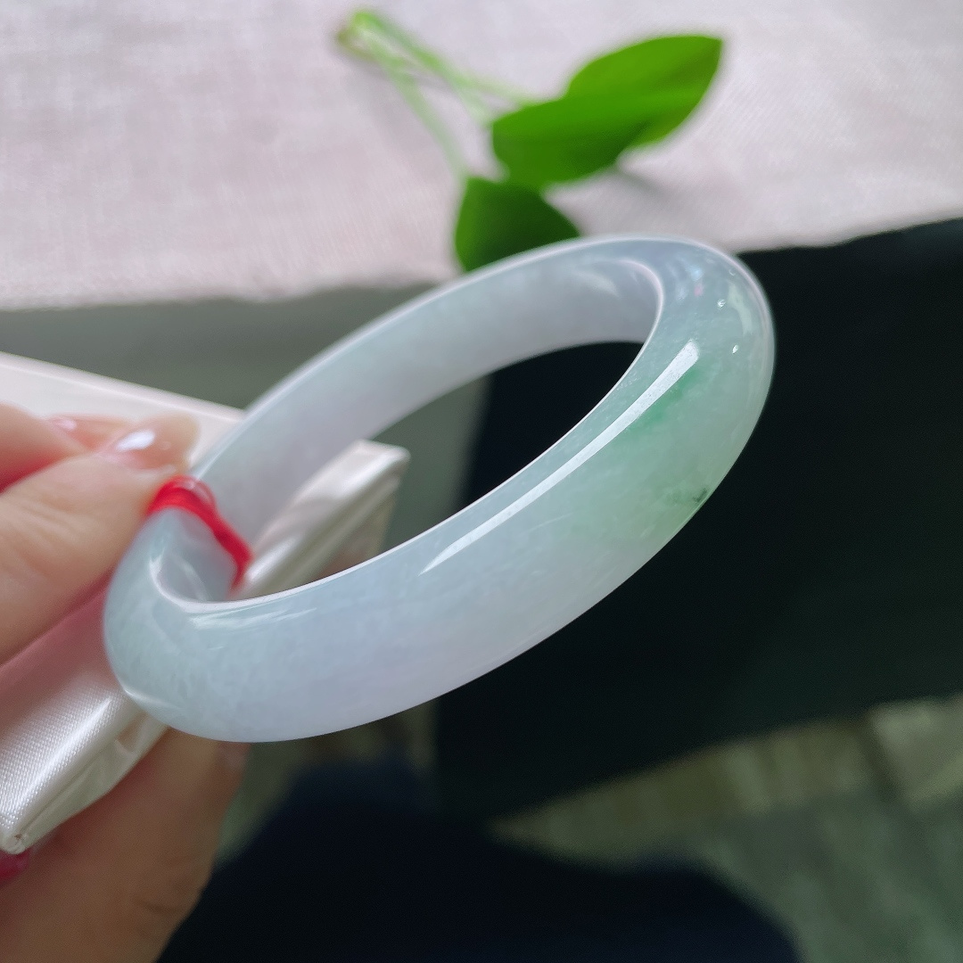 春彩正圈，一点皮纹，柔光内敛，浅紫如暮春薄雾悠悠漫开，点点翠色散落镯身，色调柔和不张扬。ss58364a