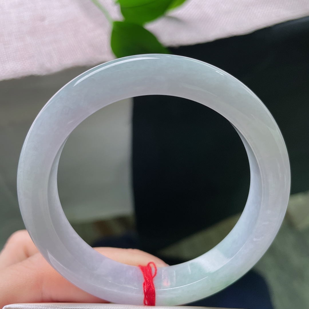 春彩正圈，一点皮纹，柔光内敛，浅紫如暮春薄雾悠悠漫开，点点翠色散落镯身，色调柔和不张扬。ss58364a