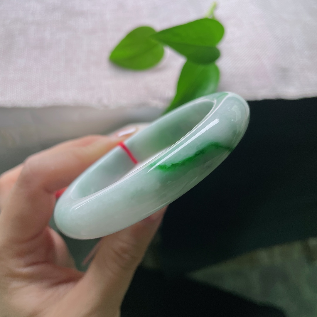 57.1/11.6/9.3，飘绿正圈，有纹，质地素净，翠色浓烈夺目，千万年的地质造化，造就这独一份的色彩，每一处色泽都是自然的馈赠。ss57983a