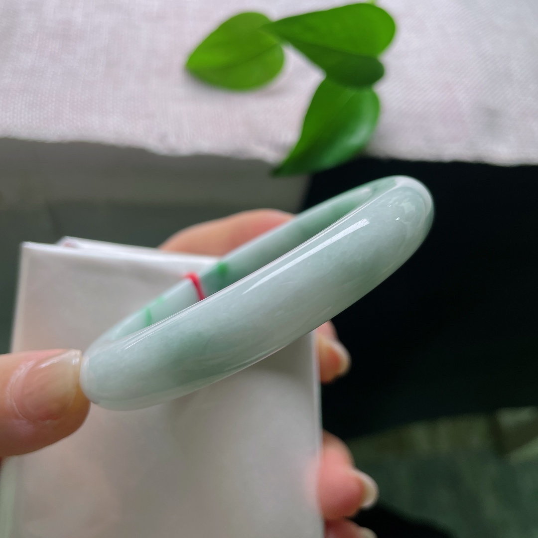 57.1/11.6/9.3，飘绿正圈，有纹，质地素净，翠色浓烈夺目，千万年的地质造化，造就这独一份的色彩，每一处色泽都是自然的馈赠。ss57983a