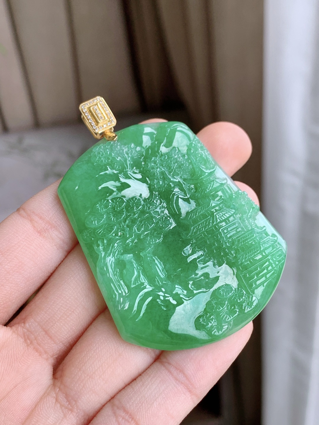 冰阳绿山水牌满绿大山水牌吊坠,缅料18k金镶嵌,性比高,满色,整体62.4,裸石53.6-42.7-5.3,重量25.8克