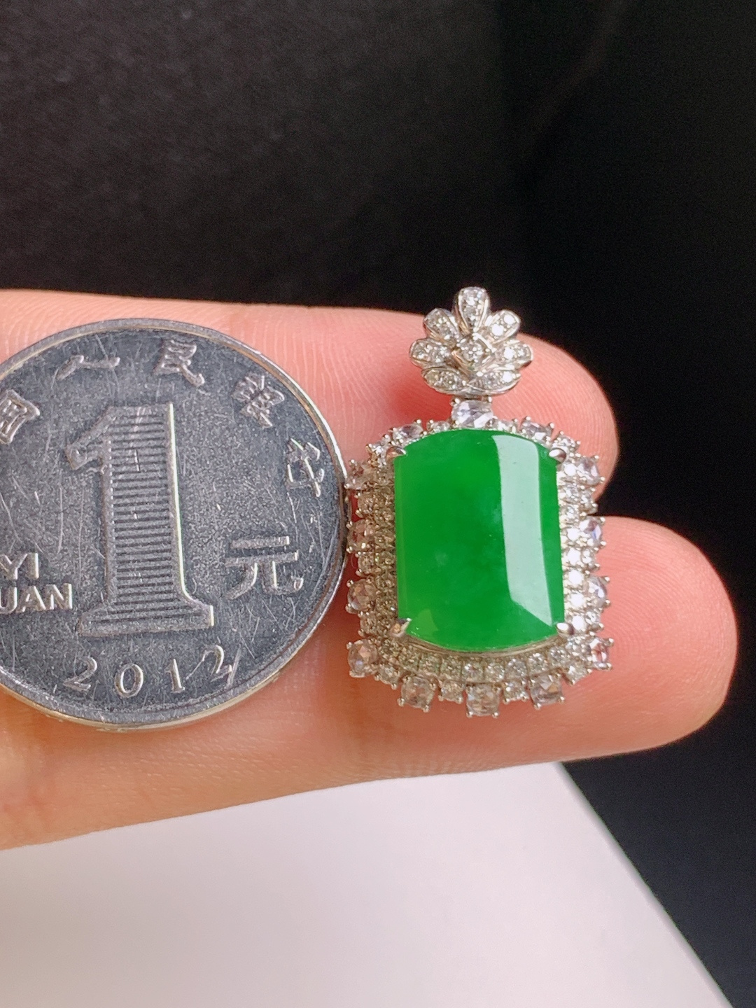️ 正阳绿无事牌吊坠，色浓饱满，玉质温润，贵气大方