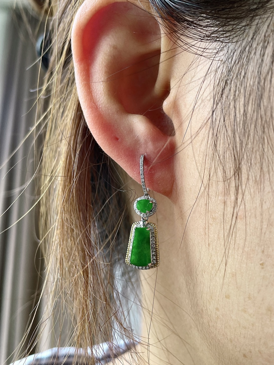 冰阳绿无事牌耳坠，18k金镶嵌，无裂，性比高