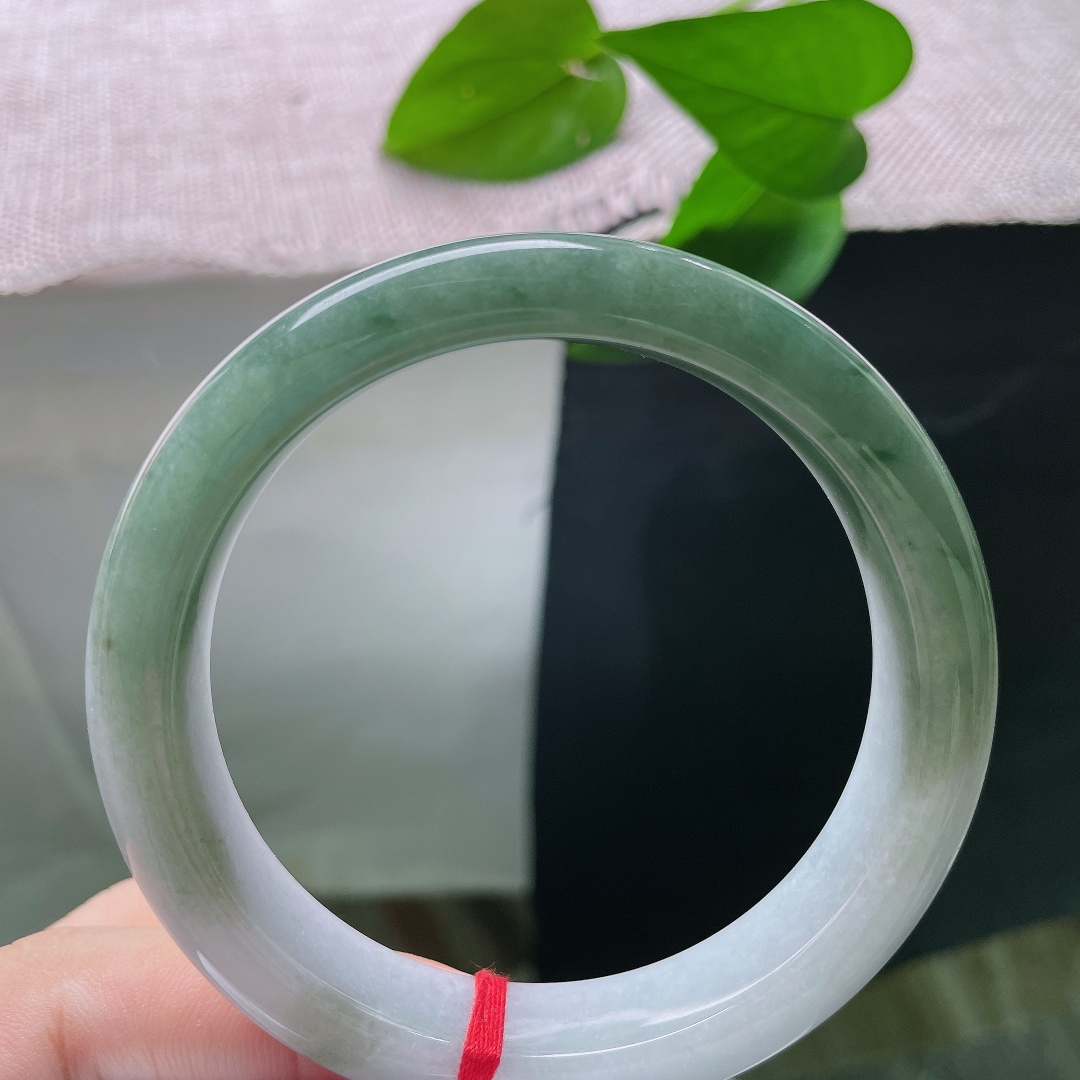 油青正圈，无裂，浓绿沉静素雅白，两种色调相融，一眼便是半江山水半江月的诗意，观赏性十足。ss5791