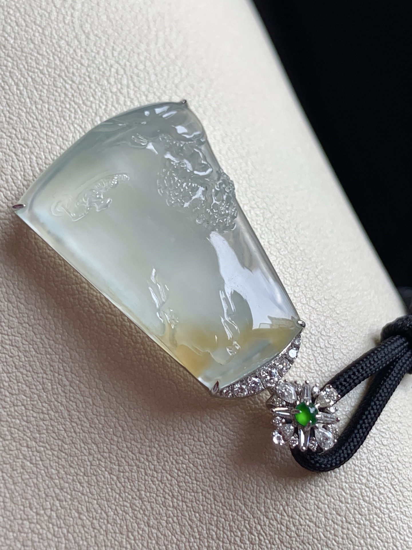️【18k金镶嵌黄翡山水牌吊坠】颜色艳丽火辣，韵味十足尺寸：成品：43*23.4*7，裸石：32*23*5,b6796