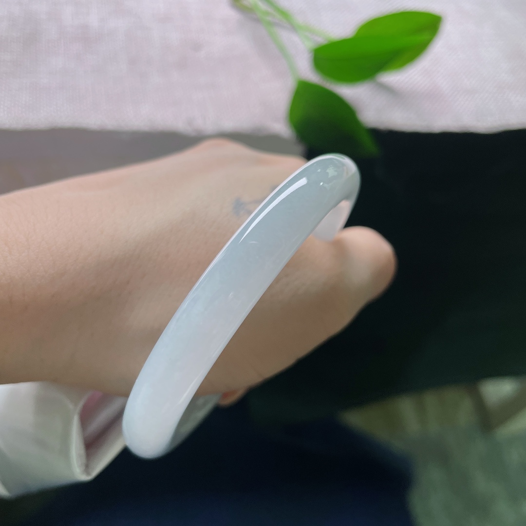 圆条，洒金，镯身光泽柔和内敛，洁白的玉色清宁素雅，象征纯洁美好，尽显不染尘俗的温婉气质。ss58343a