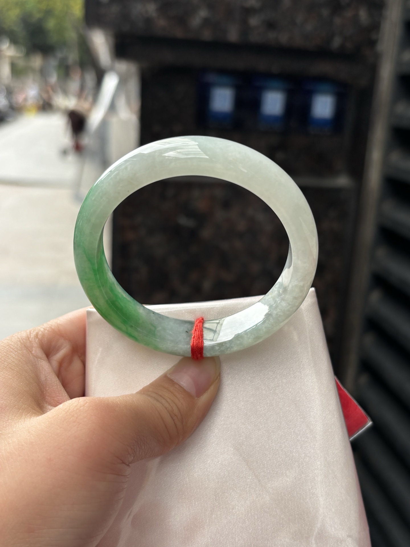 冰绿乌鸡正圈,内圈纹裂微扣,乌鸡如墨色山水晕染几抹阳绿鲜活灵动，自带东方禅意。
