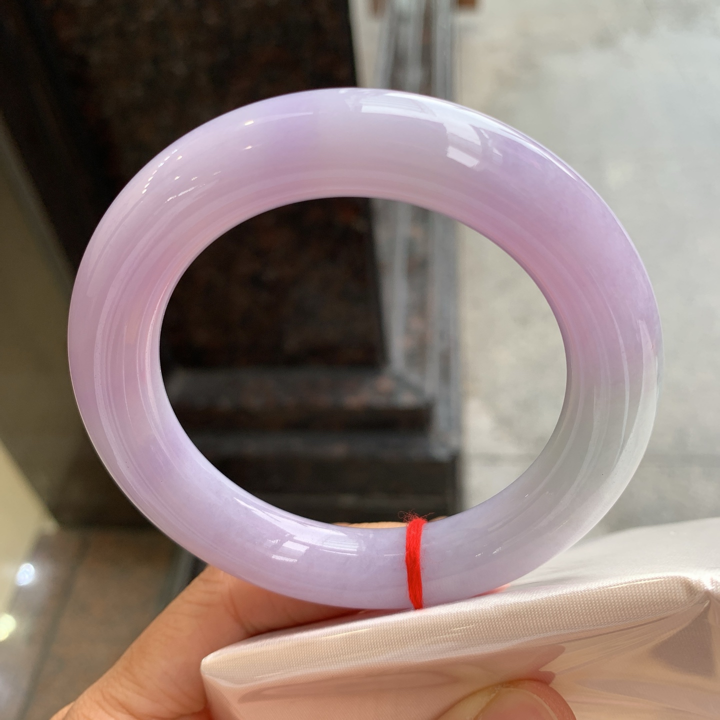 圆条粉紫，有纹微扣，尺寸：56.6/12.2，见光不失