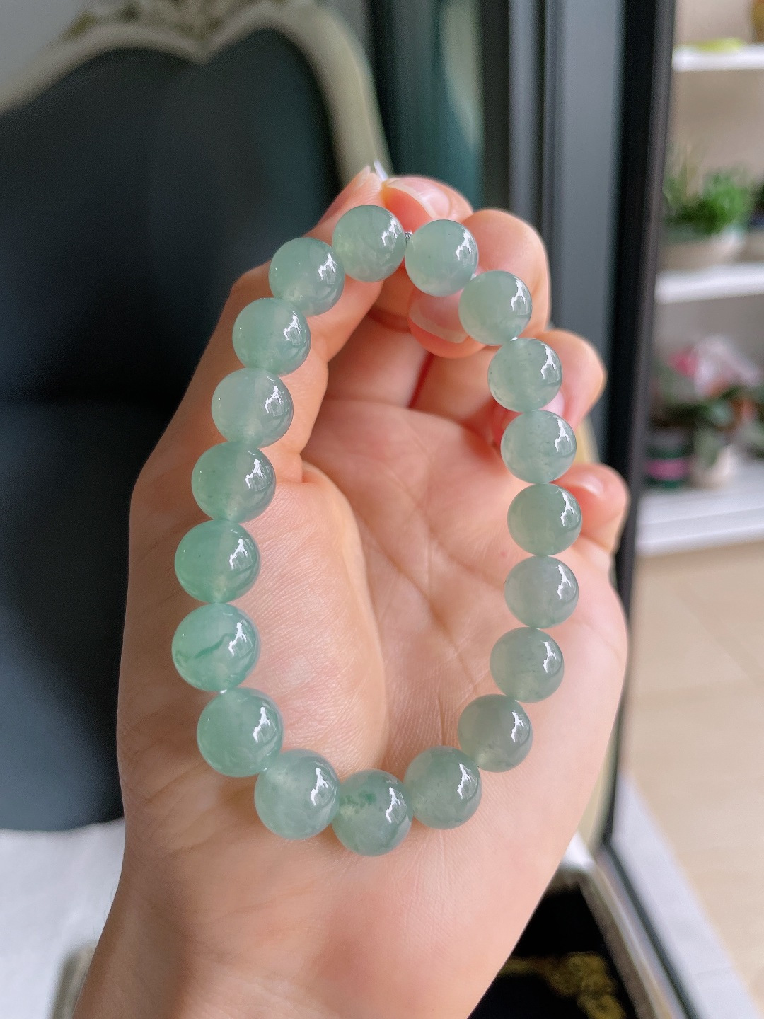 缅甸天然翡翠A货，冰浅绿手串，尺寸：9.8mm。【编4627】
