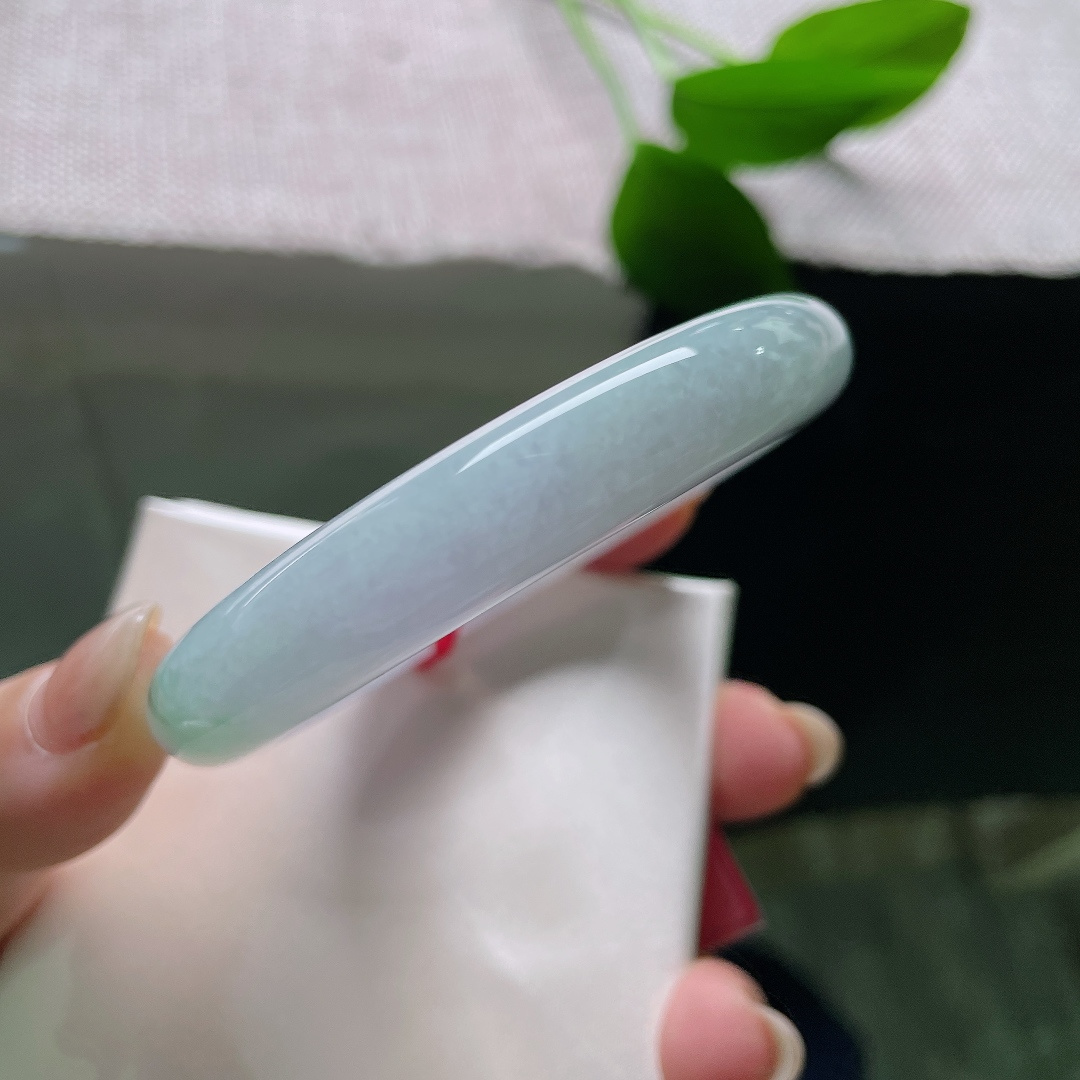 春彩正圈，一点皮纹，柔光内敛，浅紫如暮春薄雾悠悠漫开，点点翠色散落镯身，色调柔和不张扬。ss58364a
