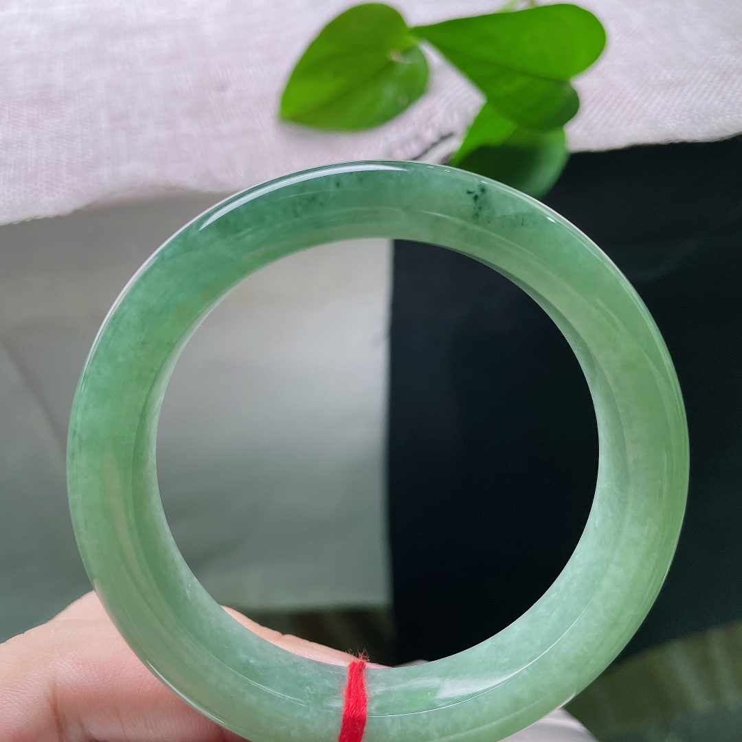 绿底正圈，无裂，色调是温润柔和的豆湖绿，色泽均匀饱满，不艳不躁，褪去张扬，尽显温润内敛的玉石本色。s