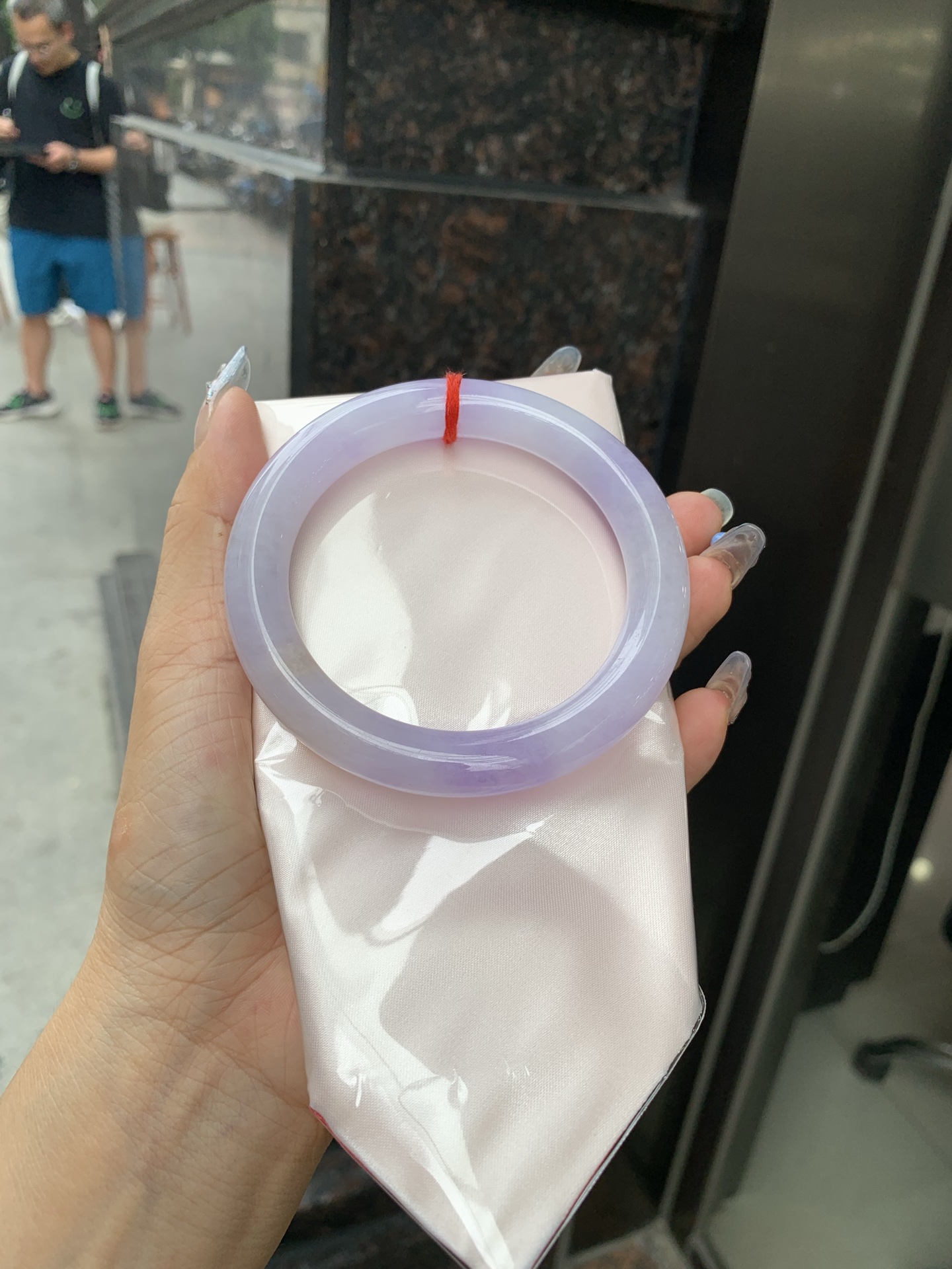 圆条，打灯细纹，底妆水润，满圈紫罗兰吸睛抢眼，浪漫迷人，仙气飘飘，优雅高贵显气质，感满满，满满紫罗兰底色均匀不失色，不同光线不一样视觉感受