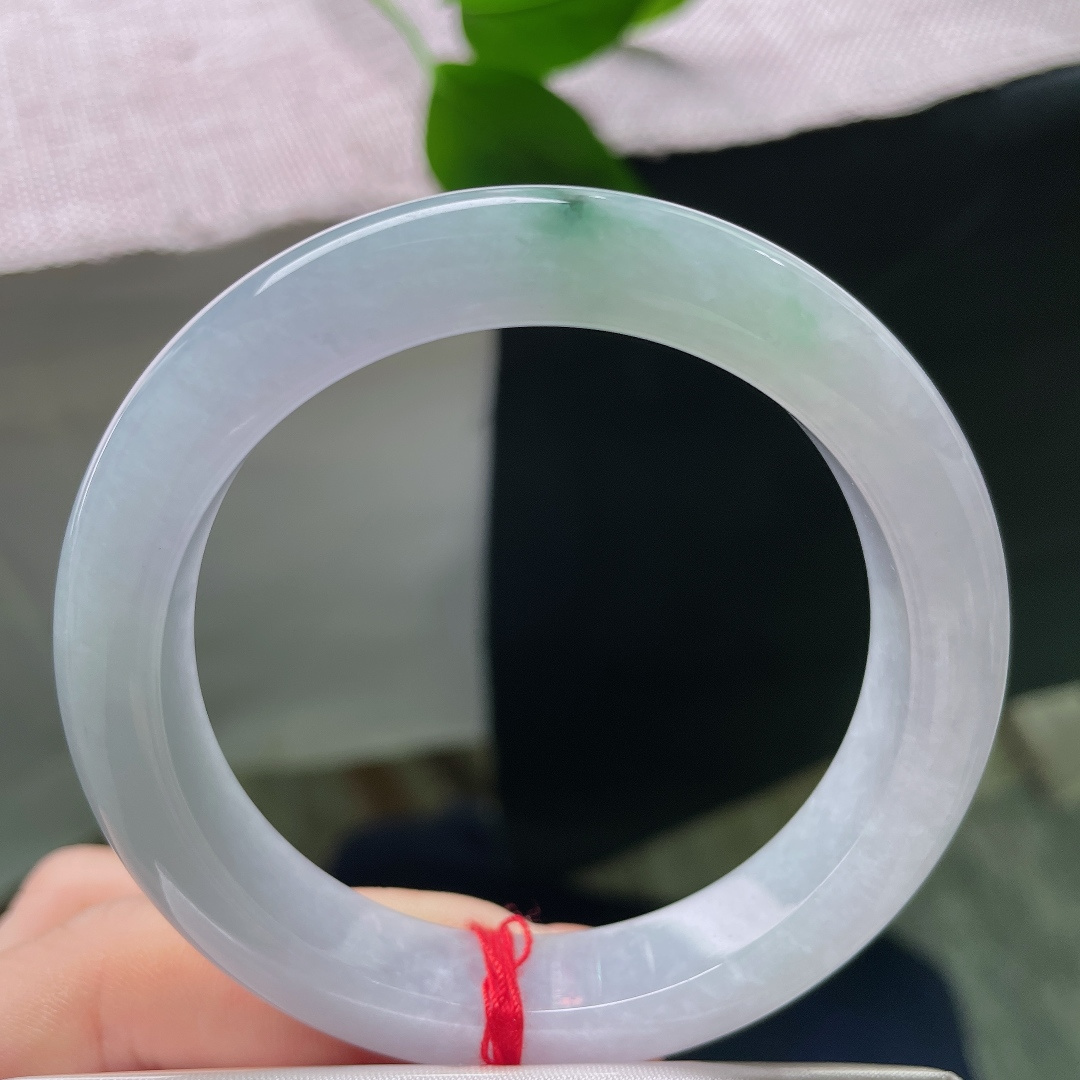 春彩正圈，一点皮纹，柔光内敛，浅紫如暮春薄雾悠悠漫开，点点翠色散落镯身，色调柔和不张扬。ss5836
