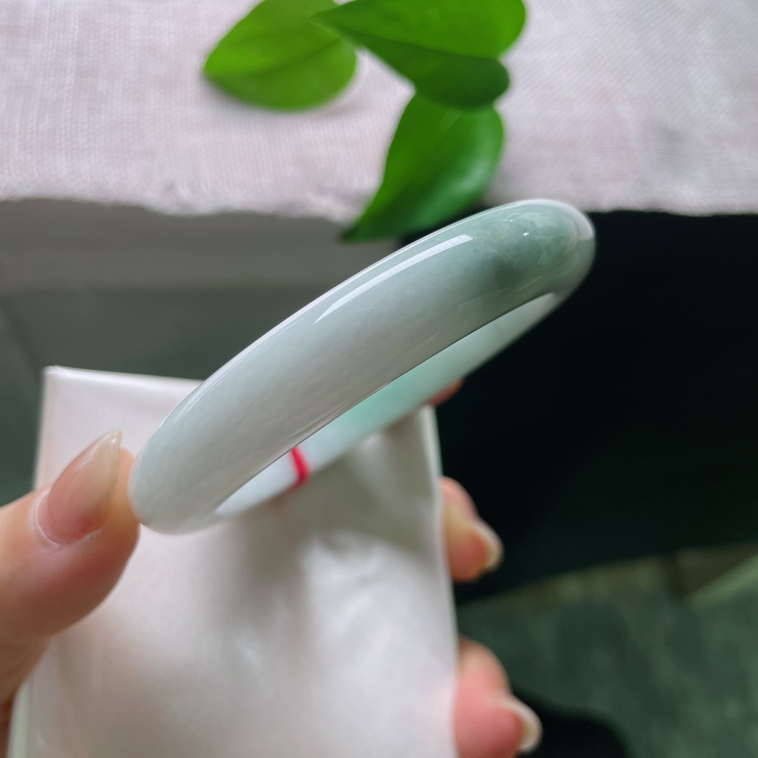 飘绿正圈，横纹，强烈和谐的色彩，清润白底沉静柔和，一抹辣绿热烈明媚，动静相融，是翡翠里经典耐看的国风款式。ss57977a