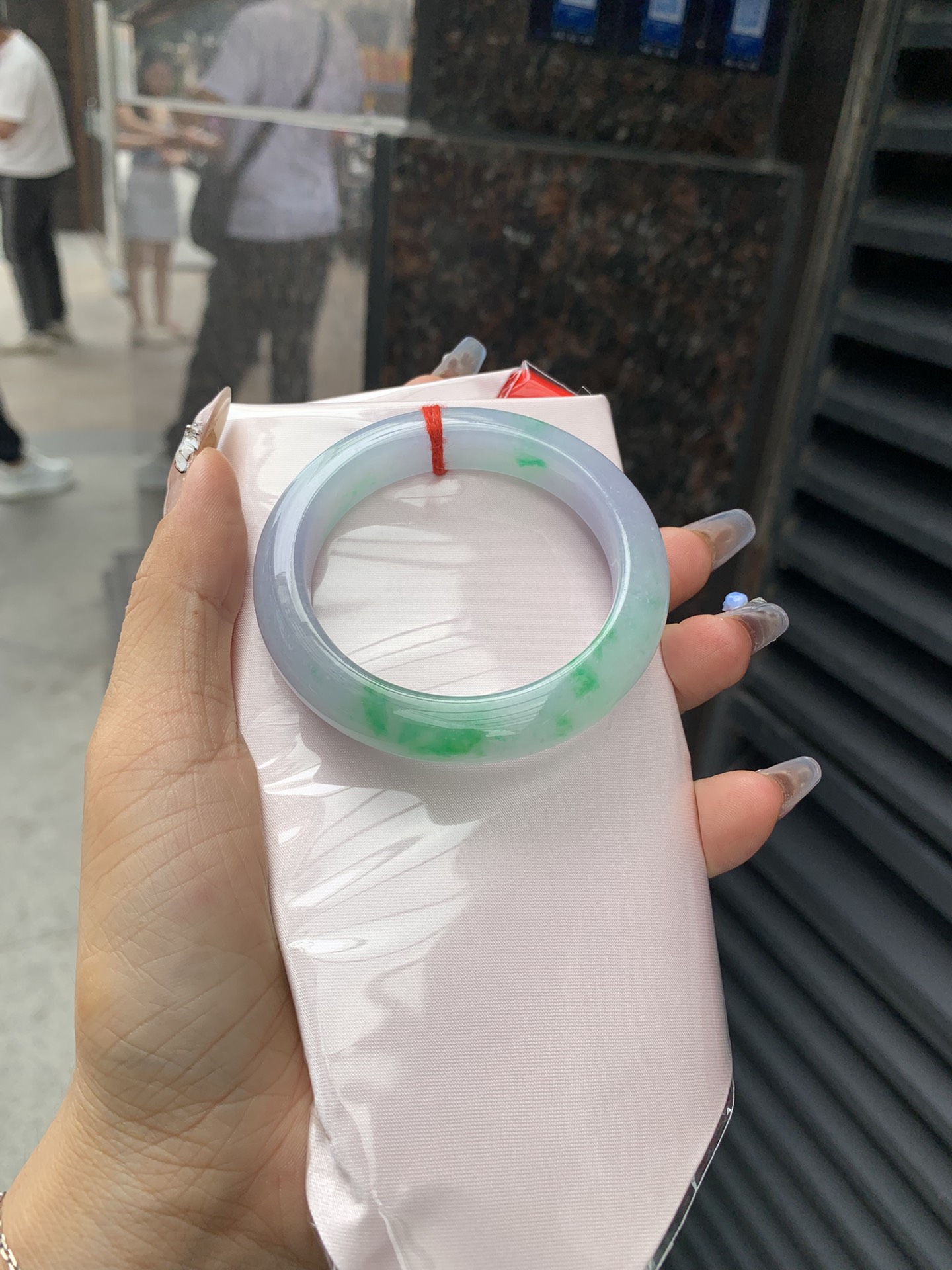 春彩阳绿正圈,打灯多处纹需要包容，底妆细腻，阳绿花色碰上梦幻般的春，像是融化了的春天，所有的美好交织在一起，让人心生宁静而淡淡的欢喜