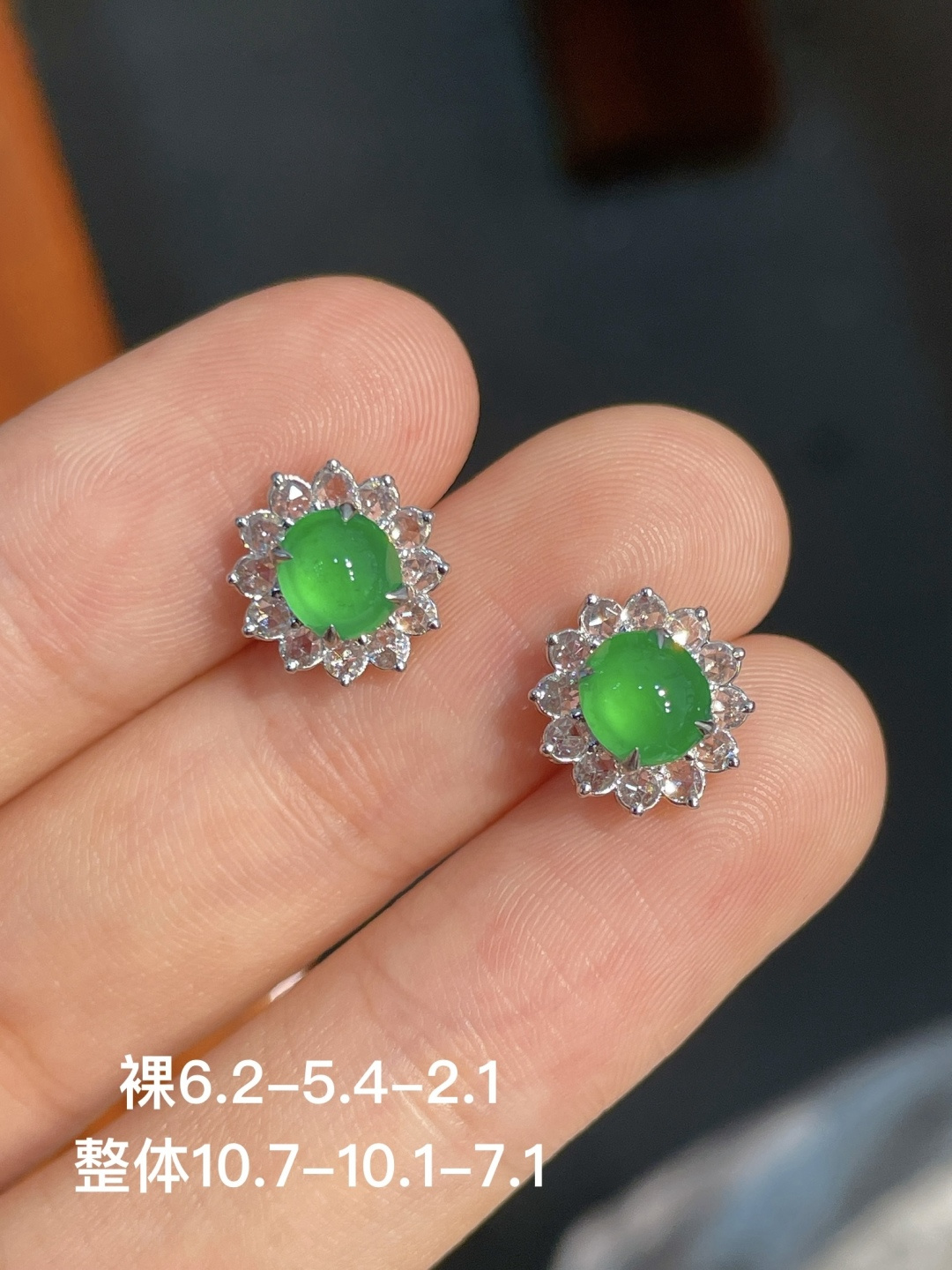 冰绿蛋面耳钉，无裂，18k金镶嵌，不议，6.2-5.4-2.1
