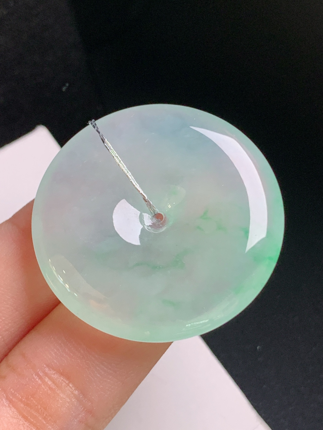 冰种飘绿平安扣，水润莹亮，飘花写意，圆圆满满
