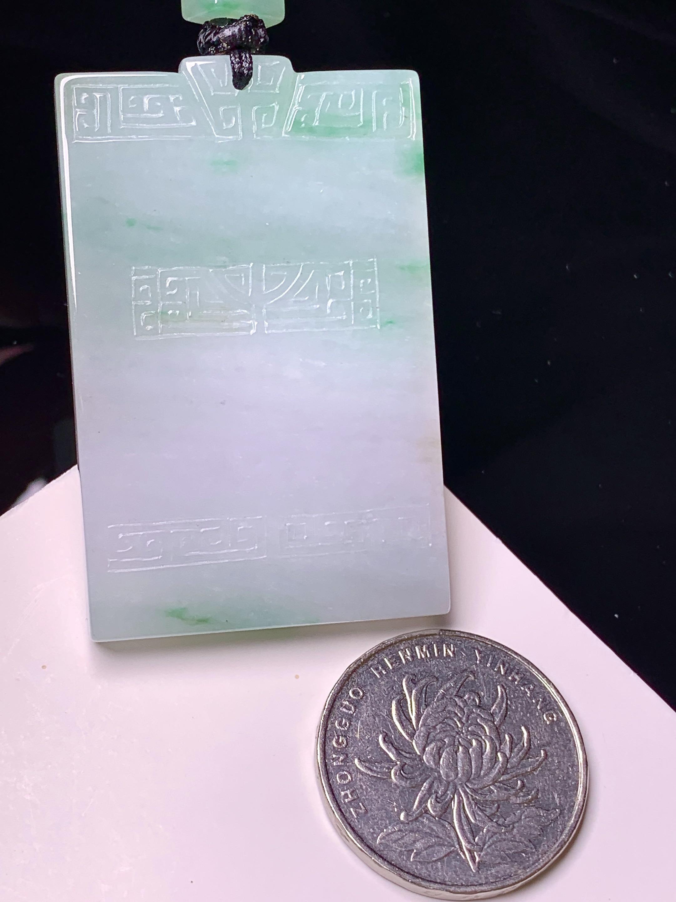 飘绿无事牌吊坠 玉质细腻 色泽艳丽清新 水润亮眼 整体尺寸53*33.5*5.6 a5