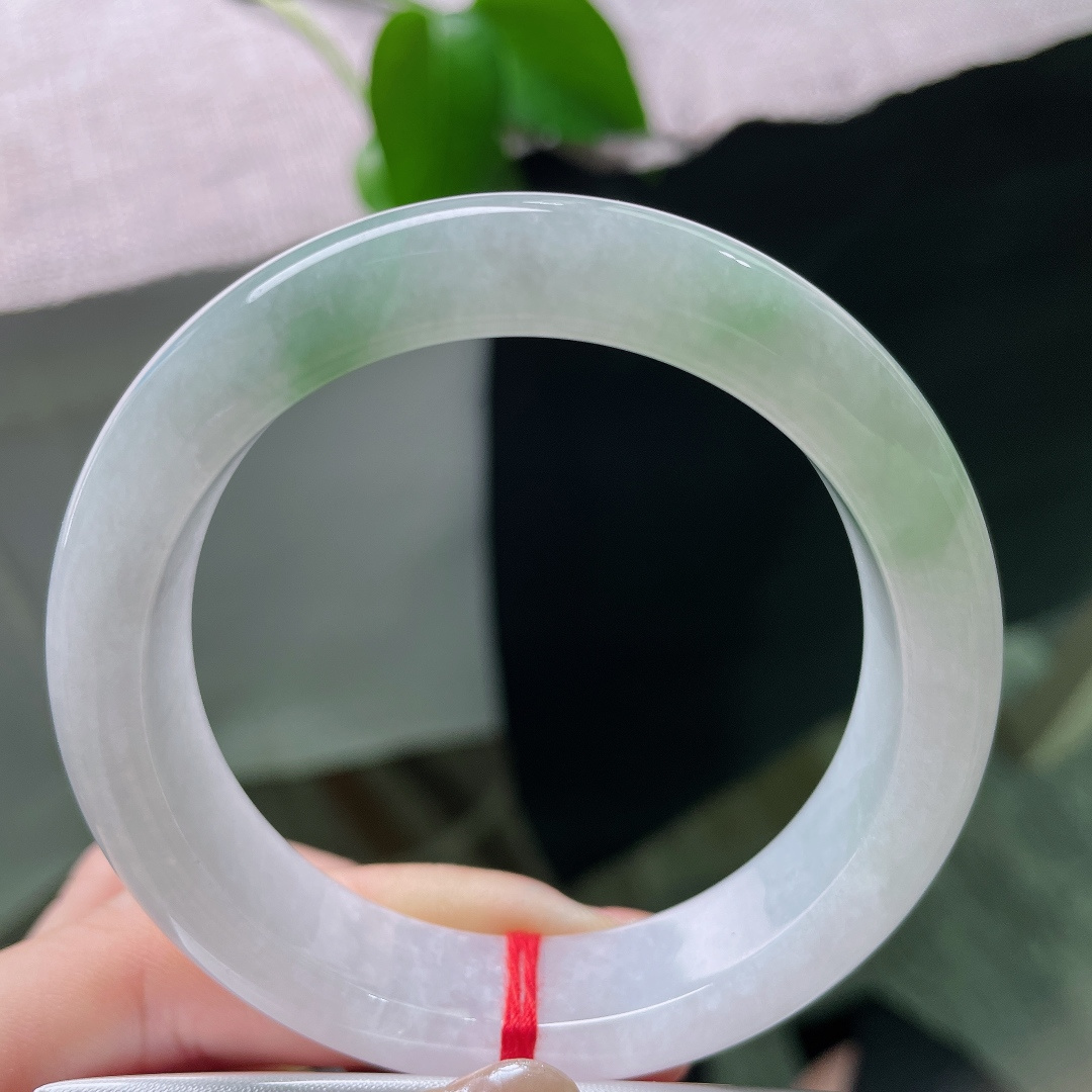 52.7/12.6/8.4，飘绿正圈，一点皮纹，飘花随性散漫分布，不刻意雕琢，流露天然玉石之美。ss