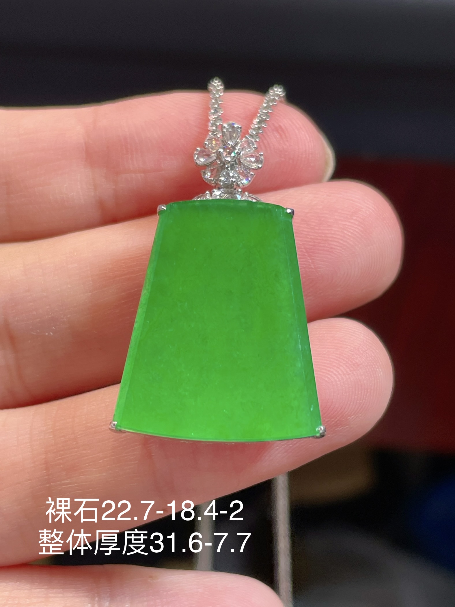 翡翠无事牌吊坠，性比高冰种阳绿色，满绿，料子水润通透，种老起光。18k金镶嵌，佩戴效果精美好看，22