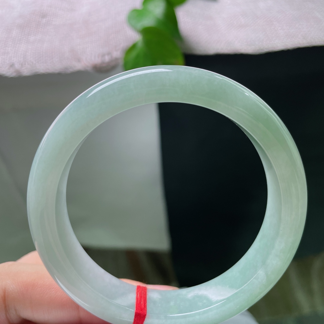 绿底正圈，无裂，有一处晶莹剔透水路，莹润清透温婉雅致，上手衬得人美丽动人。ss58504a。