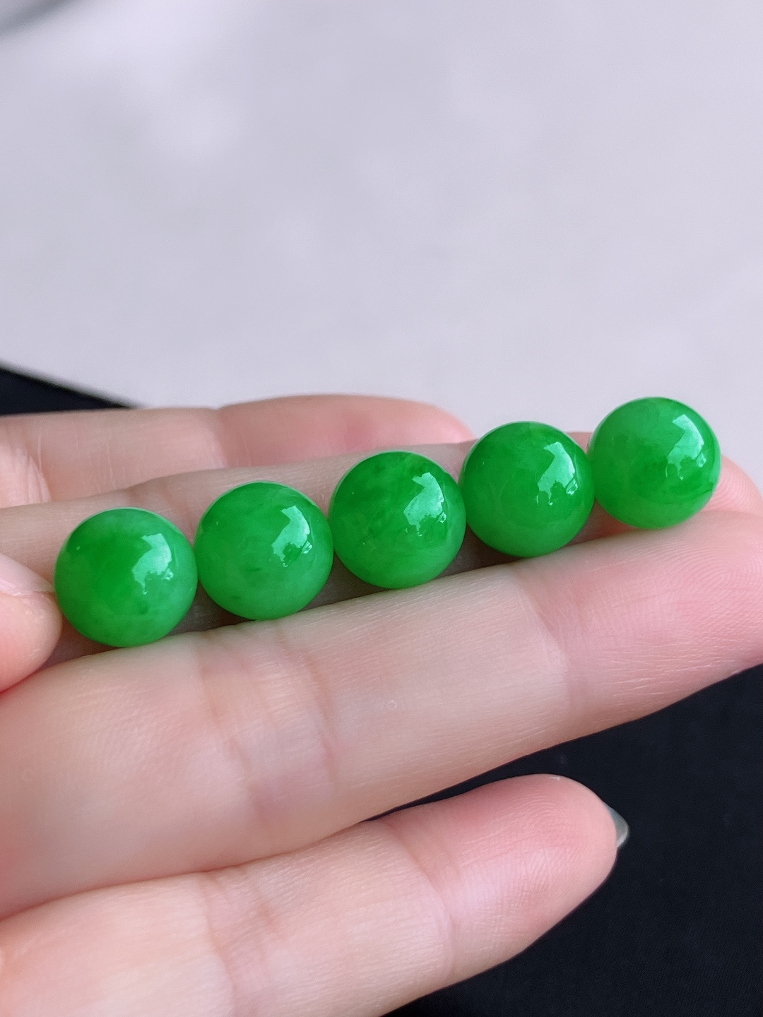 翠绿圆珠一手，色美清爽，尺寸10.8/自然光实拍