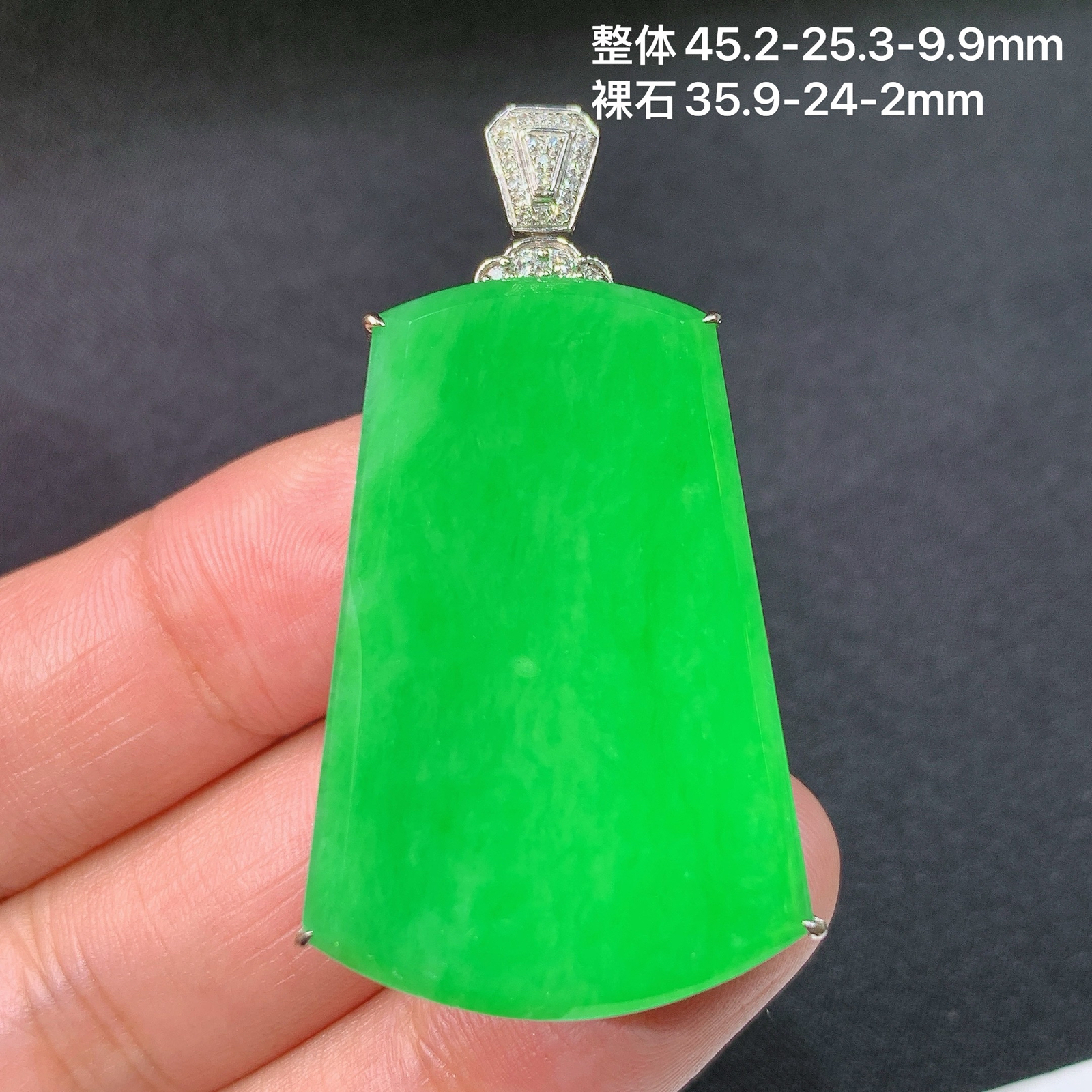 阳绿无事牌吊坠，18k金镶嵌，冰润色阳，种水足，jc 尺寸45.2*25.3*9.9