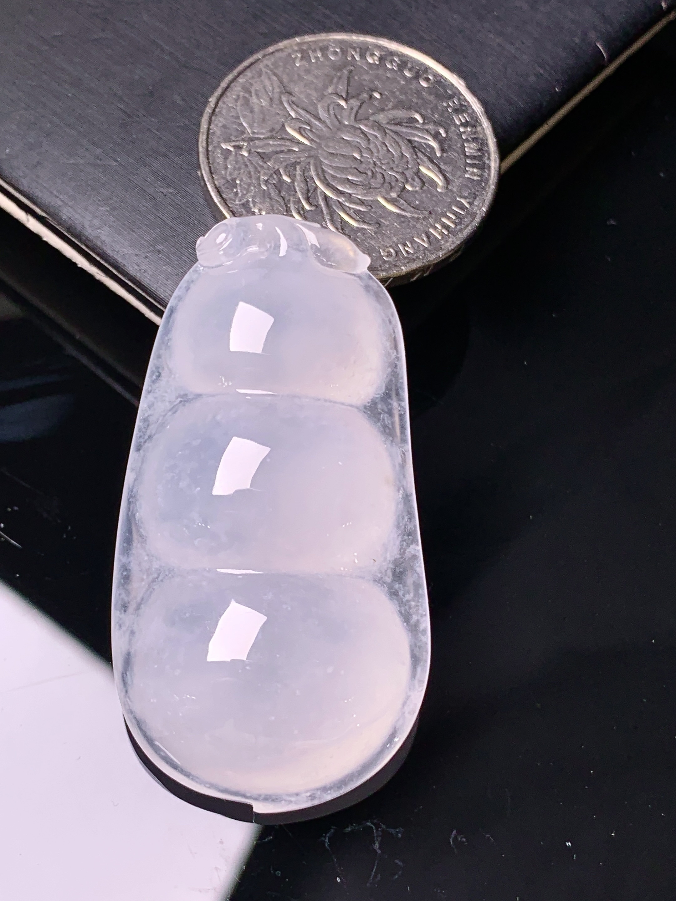 冰种四季豆吊坠 玉质细腻 色泽艳丽清新 水润亮眼 整体尺寸44.5*23.5*10 y5