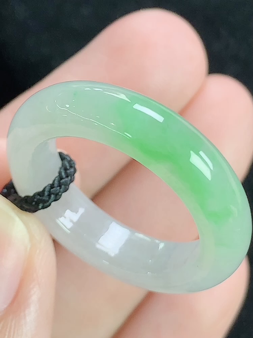 飘绿戒指，无裂，尺寸19.3*5.9*4.2mm，20号手寸，j07apt