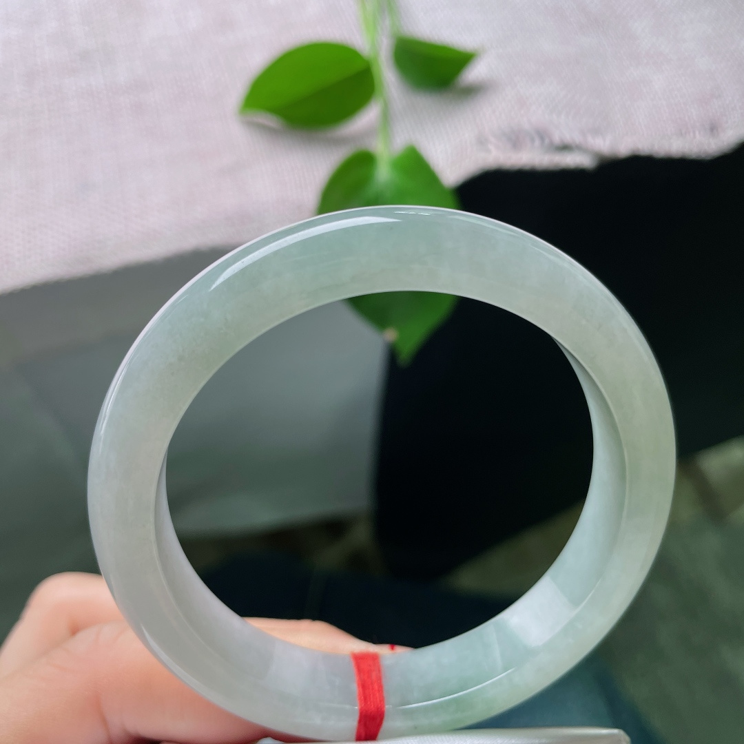 绿底正圈，水润细腻，清雅苑苑，种老，贵气，无裂。ss58447a