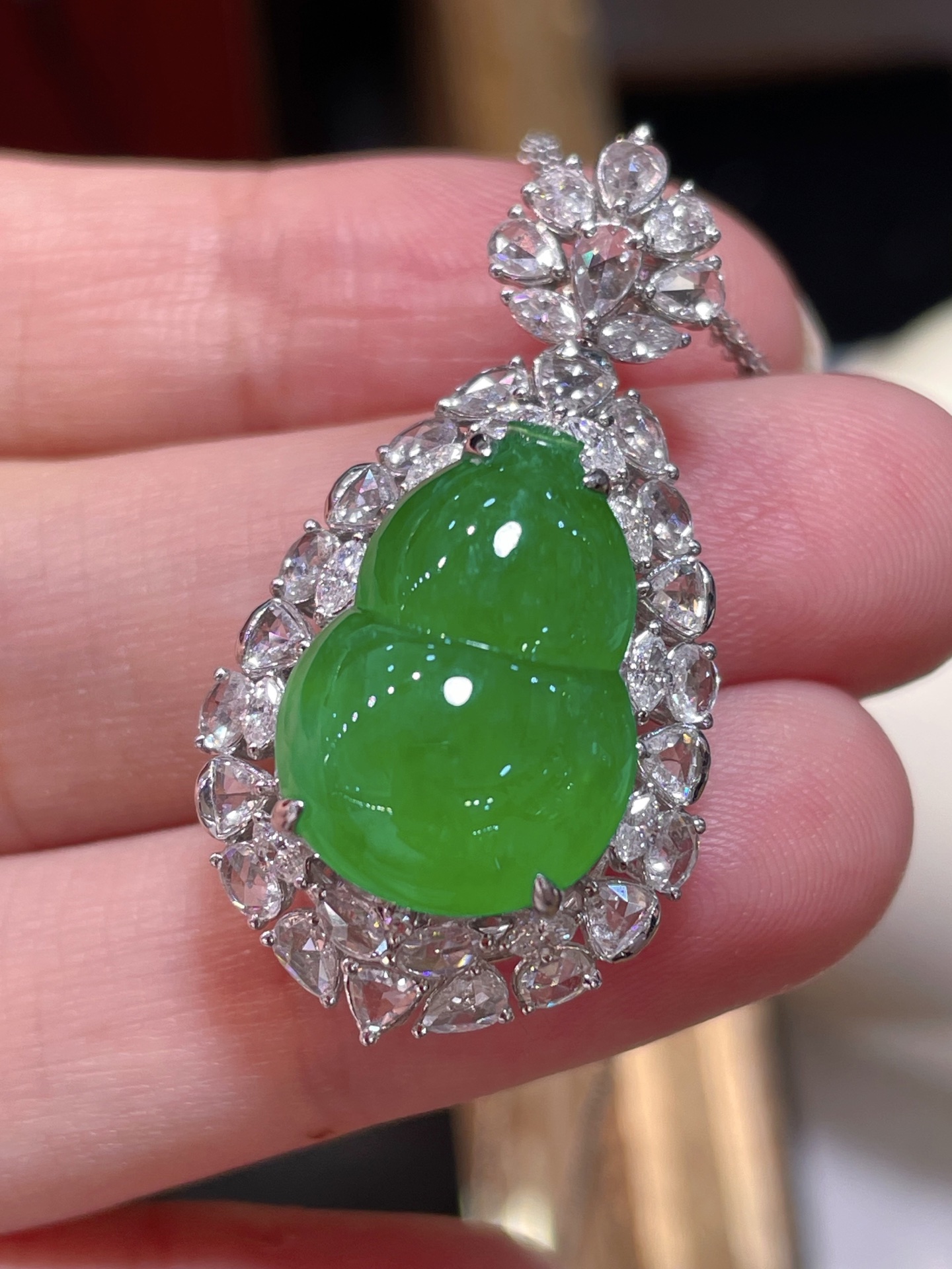 阳绿翡翠葫芦吊坠，满色，料子水润通透，种老起光。18k金镶嵌，非常时尚好看，17.4-12.5-4.8