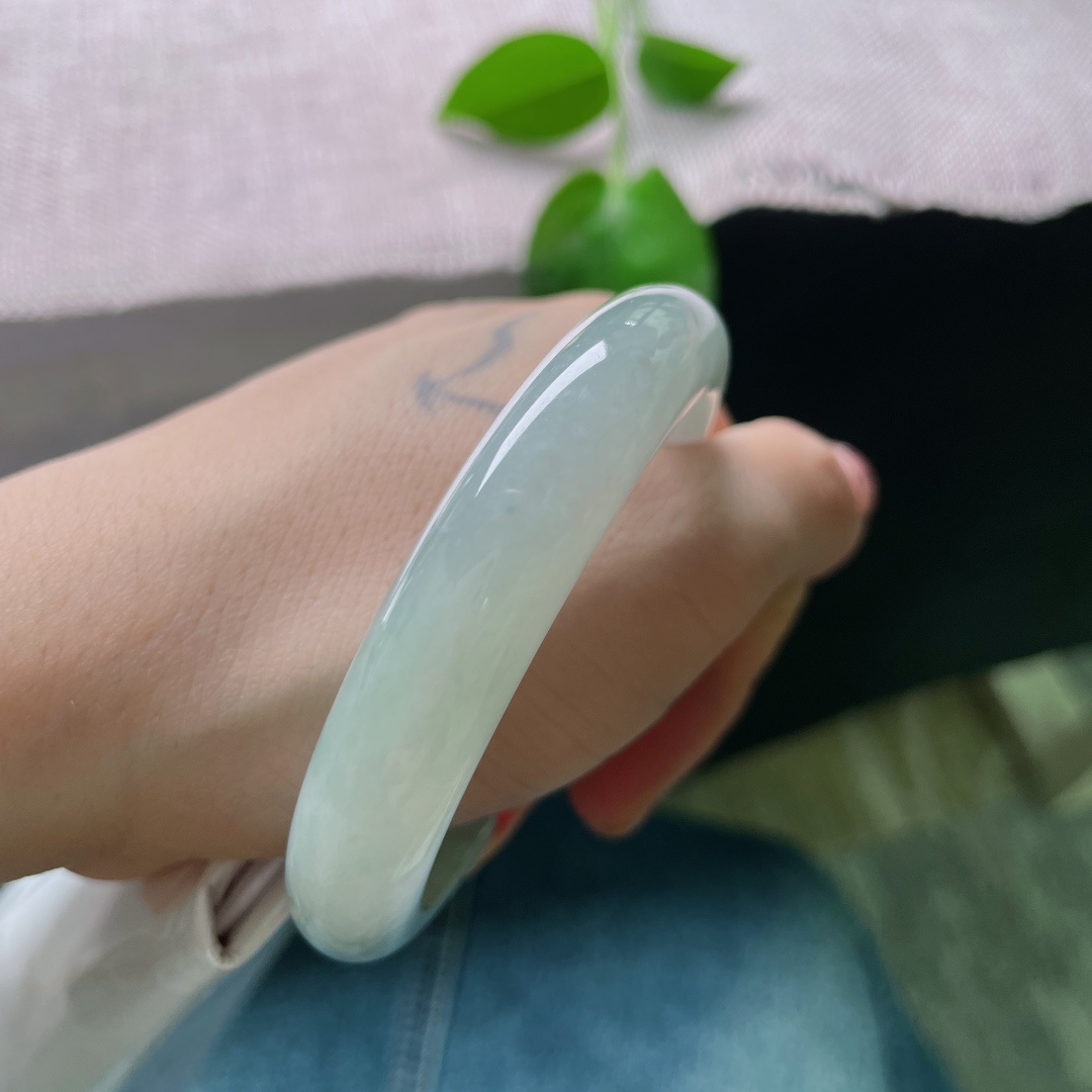 绿底正圈，水润细腻，清雅苑苑，种老，贵气，无裂。ss58447a