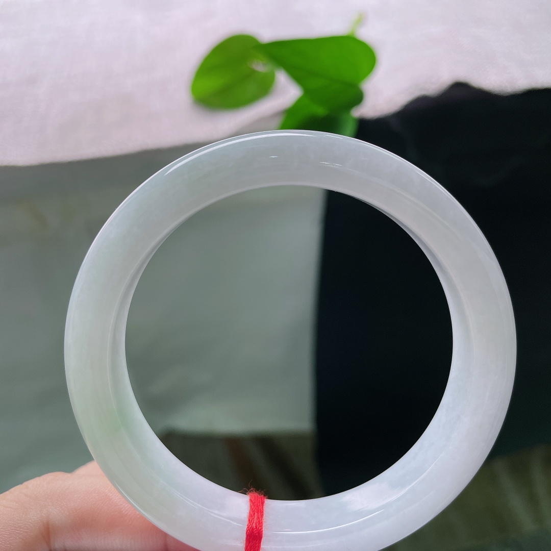白月光正圈，一点皮纹，纯粹的玉色干净通透，似月光漫过玉体，氛围感清冷又温婉。ss58528a