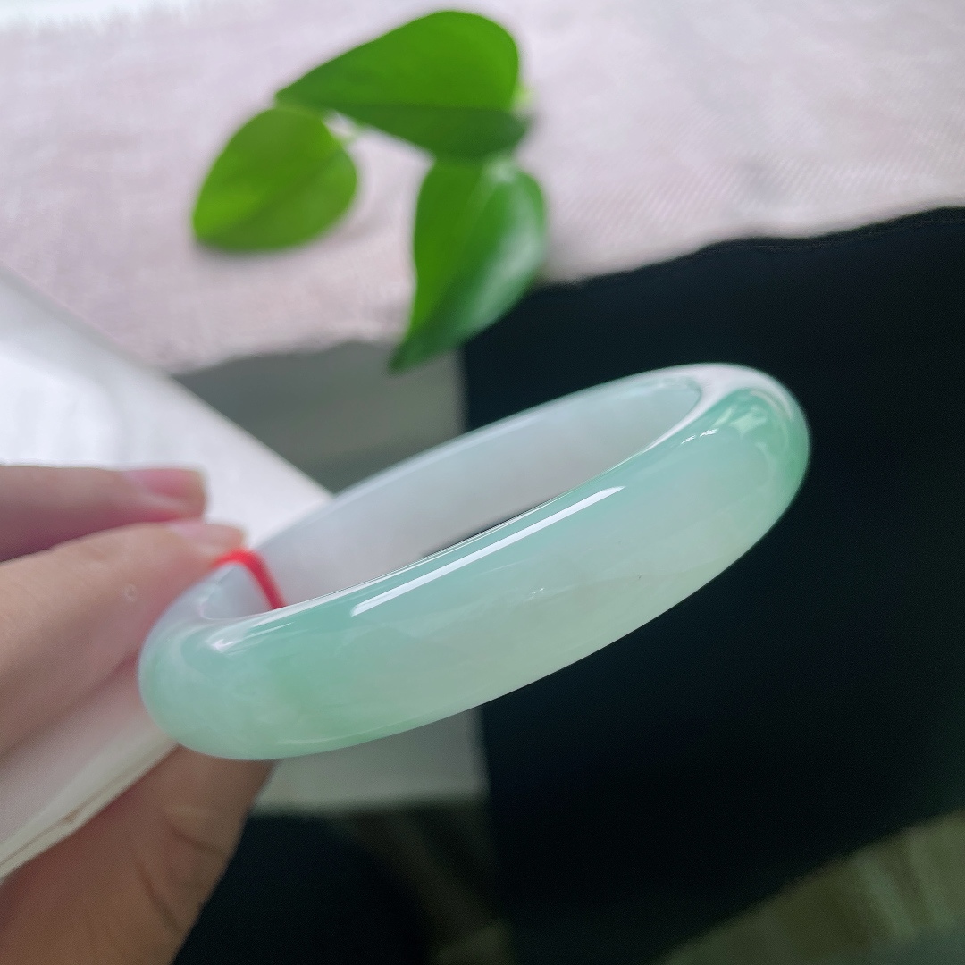 飘花正圈，横纹，素雅柔和的玉底，衬托那一缕格外灵动翠花，简约之中藏着不经意的诗意。ss57957a
