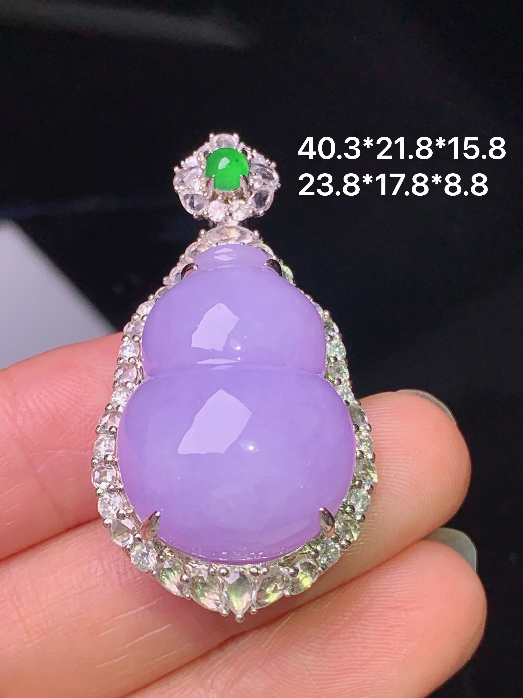 18k金钻镶嵌紫罗兰葫芦吊坠 玉质细腻 色泽艳丽清新 水润亮眼 整体尺寸40.3*21.8*15.8 m5
